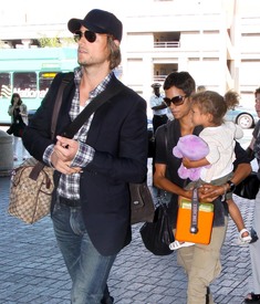 HalleBerrycatchingaflightatLAX24.7.2010_20.jpg