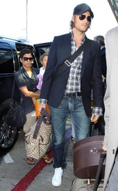HalleBerrycatchingaflightatLAX24.7.2010_22.jpg