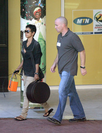 HalleBerrylandinginCapTown26.07.2010_01.jpg