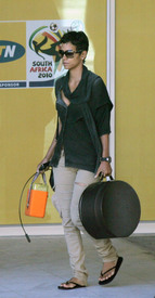 HalleBerrylandinginCapTown26.07.2010_02.jpg