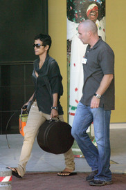 HalleBerrylandinginCapTown26.07.2010_03.jpg