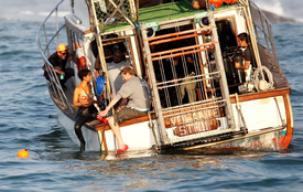 HalleBerryfilmingscenesforDarkTideSealIslandSouthAfrica30.7.2010_09.jpg