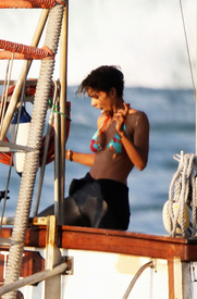 HalleBerryfilmingscenesforDarkTideSealIslandSouthAfrica30.7.2010_14.jpg