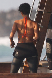 HalleBerryfilmingscenesforDarkTideSealIslandSouthAfrica30.7.2010_16.jpg