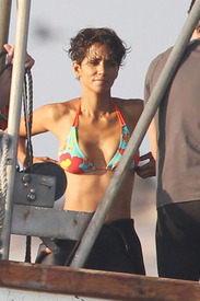 HalleBerryfilmingscenesforDarkTideSealIslandSouthAfrica30.7.2010_17.jpg