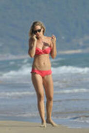 th_ilary_blasi_bikini_candids_beach_sabaudia.jpg