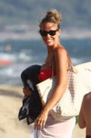 th_009_ilary_blasi_bikini_candids_beach_sabaudia.jpg