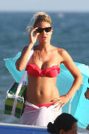 th_010_ilary_blasi_bikini_candids_beach_sabaudia.jpg