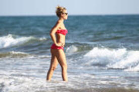 th_012_ilary_blasi_bikini_candids_beach_sabaudia.jpg