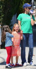 jennifer-garner-playdate-with-violet-05.jpg