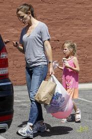 jennifer-garner-violet-ice-cream-04.jpg