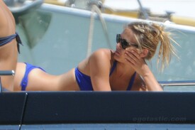 bar-refaeli-bikini-italy-14-830x553.jpg