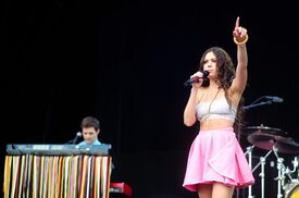 96067_Tikipeter_Eliza_Doolittle_Hop_Farm_Festival_2011_Day_3_015_123_32lo.jpg