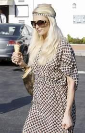 Paris Hilton shops for snacks at Pacific Coast Greens in Malibu460lo.jpg