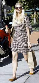 Paris Hilton shops for snacks at Pacific Coast Greens in Malibu461lo.jpg