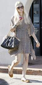 Paris Hilton shops for snacks at Pacific Coast Greens in Malibu464lo.jpg