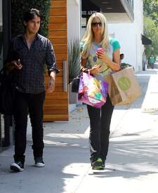 Paris and Nicky Hilton out shopping in Brentwood together871lo.jpg