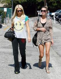 Paris and Nicky Hilton out shopping in Brentwood together881lo.jpg