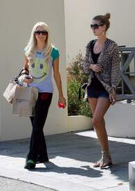 Paris and Nicky Hilton out shopping in Brentwood together886lo.jpg