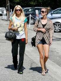 Paris and Nicky Hilton out shopping in Brentwood together889lo.jpg