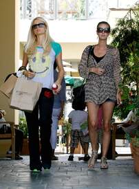 Paris and Nicky Hilton out shopping in Brentwood together890lo.jpg