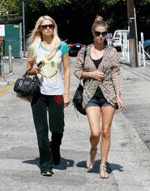 Paris and Nicky Hilton out shopping in Brentwood together893lo.jpg