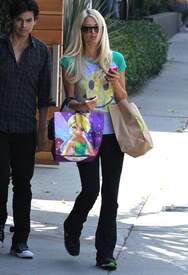 Paris and Nicky Hilton out shopping in Brentwood together895lo.jpg