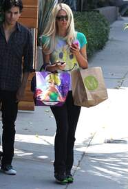Paris and Nicky Hilton out shopping in Brentwood together896lo.jpg