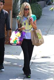 Paris and Nicky Hilton out shopping in Brentwood together897lo.jpg