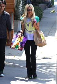 Paris and Nicky Hilton out shopping in Brentwood together898lo.jpg