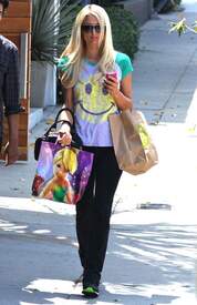 Paris and Nicky Hilton out shopping in Brentwood together899lo.jpg