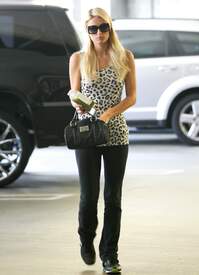 Paris Hilton - Makes a trip to the Public Library of Beverly Hills July 20 2011(1).jpg