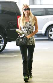 Paris Hilton - Makes a trip to the Public Library of Beverly Hills July 20 2011(2).jpg