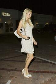 Paris Hilton - At Nobu in Malibu July 22 2011(7).jpg