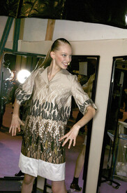 CacharelSpring2007BackstagexhOQDUC5xEsx.jpg