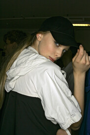 DKNYSpring2007BackstageunNf5-UdkTox.jpg
