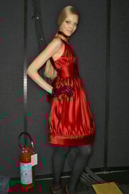 MoschinoFall2007BackstagenUV-4GdZr1Cx.jpg