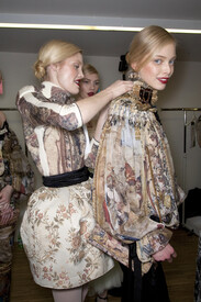 DGFall2009Backstage7rDE-zT8suRx.jpg