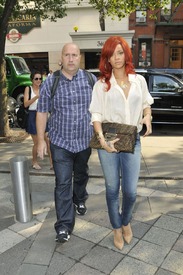 10747_Rihanna_Wasspottedheadingtoanofficebuildin.jpg