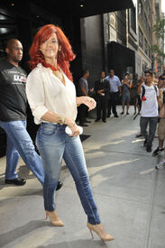 10908_Rihanna_Wasspottedheadingtoanofficebuildin.jpg