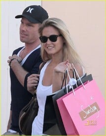 bar-refaeli-david-fisher-shopping-st-tropez-01.jpg
