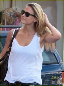 bar-refaeli-david-fisher-shopping-st-tropez-02.jpg