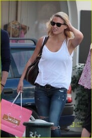 bar-refaeli-david-fisher-shopping-st-tropez-03.jpg
