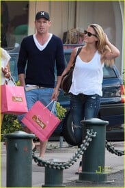 bar-refaeli-david-fisher-shopping-st-tropez-04.jpg