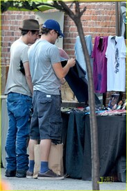 leonardo-dicaprio-soho-shopping-with-lukas-haas-03.jpg