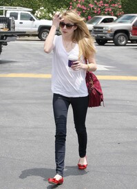 Tikipeter_Emma_Roberts_leaving_The_Coffee_Bean.jpg