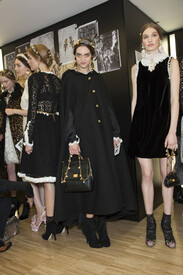 Dolce_Gabbana_Fall_2012_Backstage_s1c_Lq0_WUs_Vix.jpg