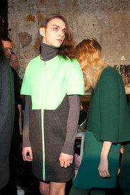 Hussein_Chalayan_Fall_2012_Backstage_X5z_Fco_Cy_Qh2.jpg