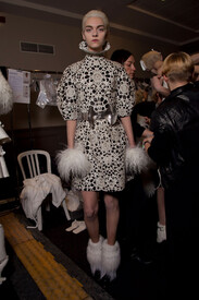 Alexander_Mc_Queen_Fall_2012_Backstage_96_Y8r_E11_Wf.jpg