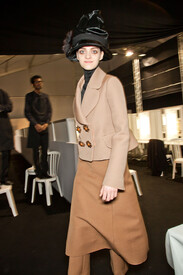 th_Louis_Vuitton_Fall_2012_Backstage_fy_NBe_XSo_U1_Sx.jpg